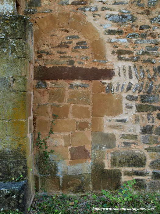 PORTADA CEGADA EN MURO NORTE